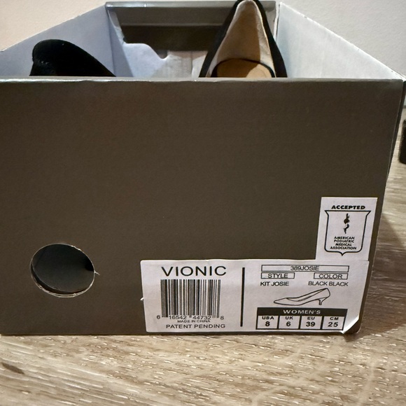 Vionic Black Kitten Heel Pumps Sleek Professional Design With Box - Picture 6 of 7